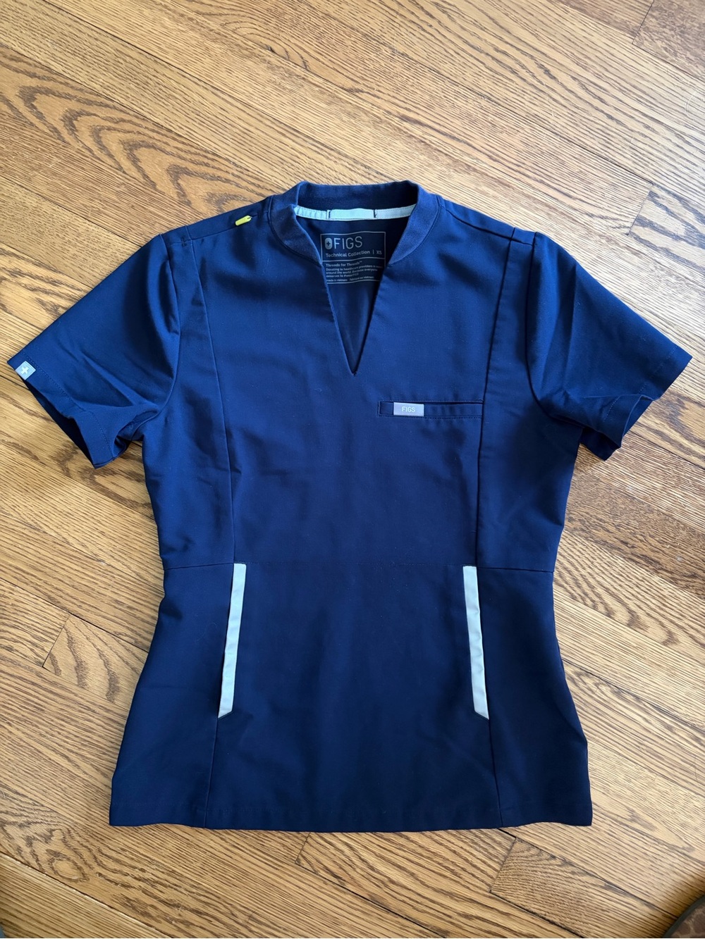 Figs women’s Navy Short Sleeve V-Notch Scrub Top